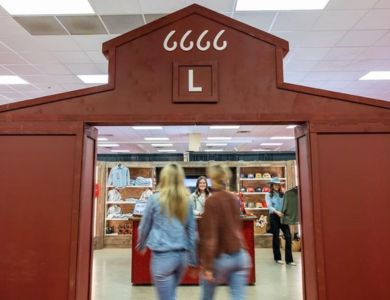 Chancellor Pullin gives a speech. 